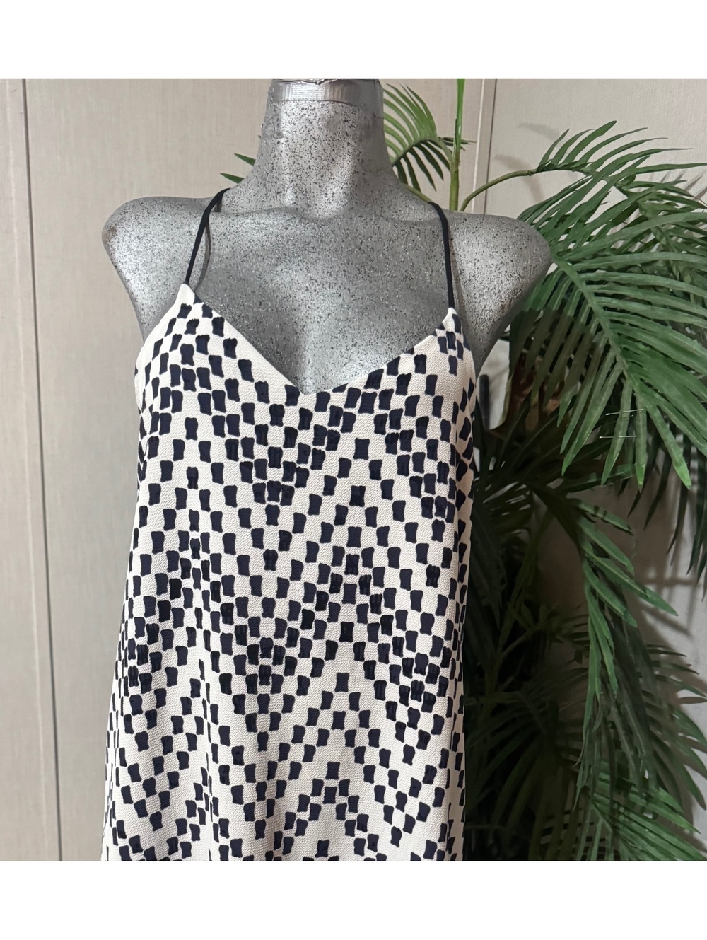 Le Lis Modern Casual Women's Dress Size Medium - Picture 3 of 8